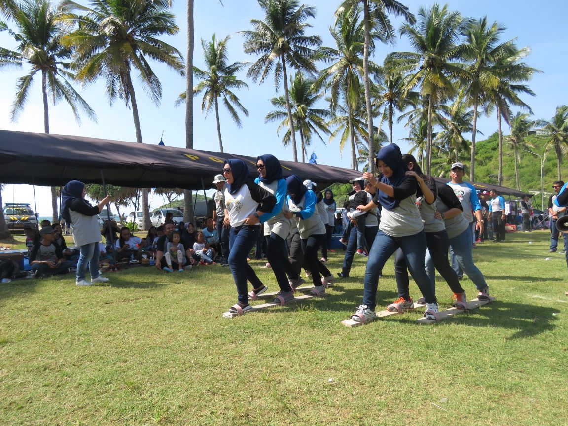 Keluarga besar Polres Pacitan saat mengikuti lomba bakiak