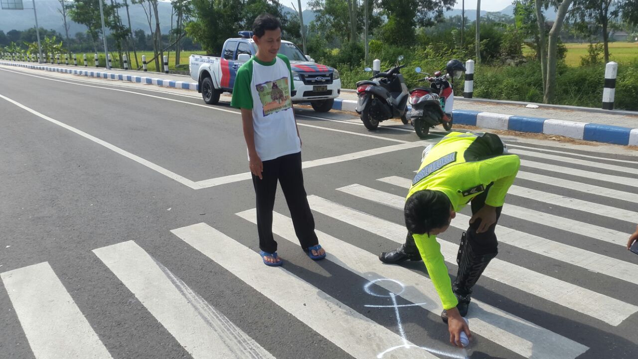 Petugas menandai lokasi kecelakaan