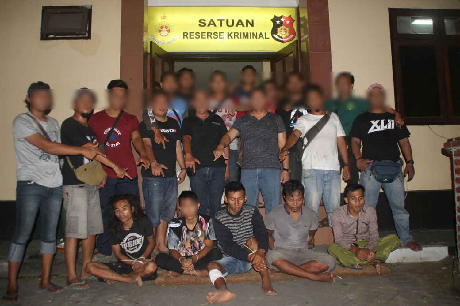 Petugas menunjukkan tersangka komplotan begal sadis Pasuruan