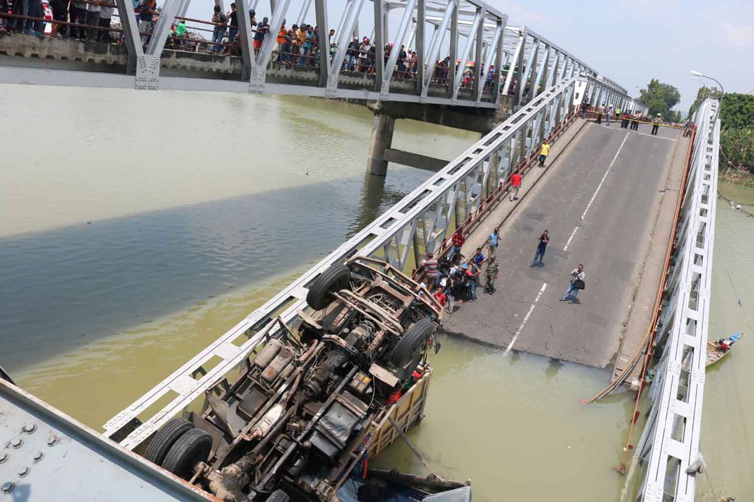 Jembatan Widang Babat-Tuban Putus, Dua Pengemudi Tewas Terjebak Truk