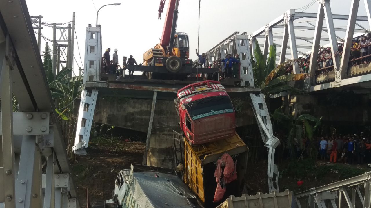 Crane berupaya mengangkat badan truk dari Sungai Bengawan Solo/Foto: Arry Saputra