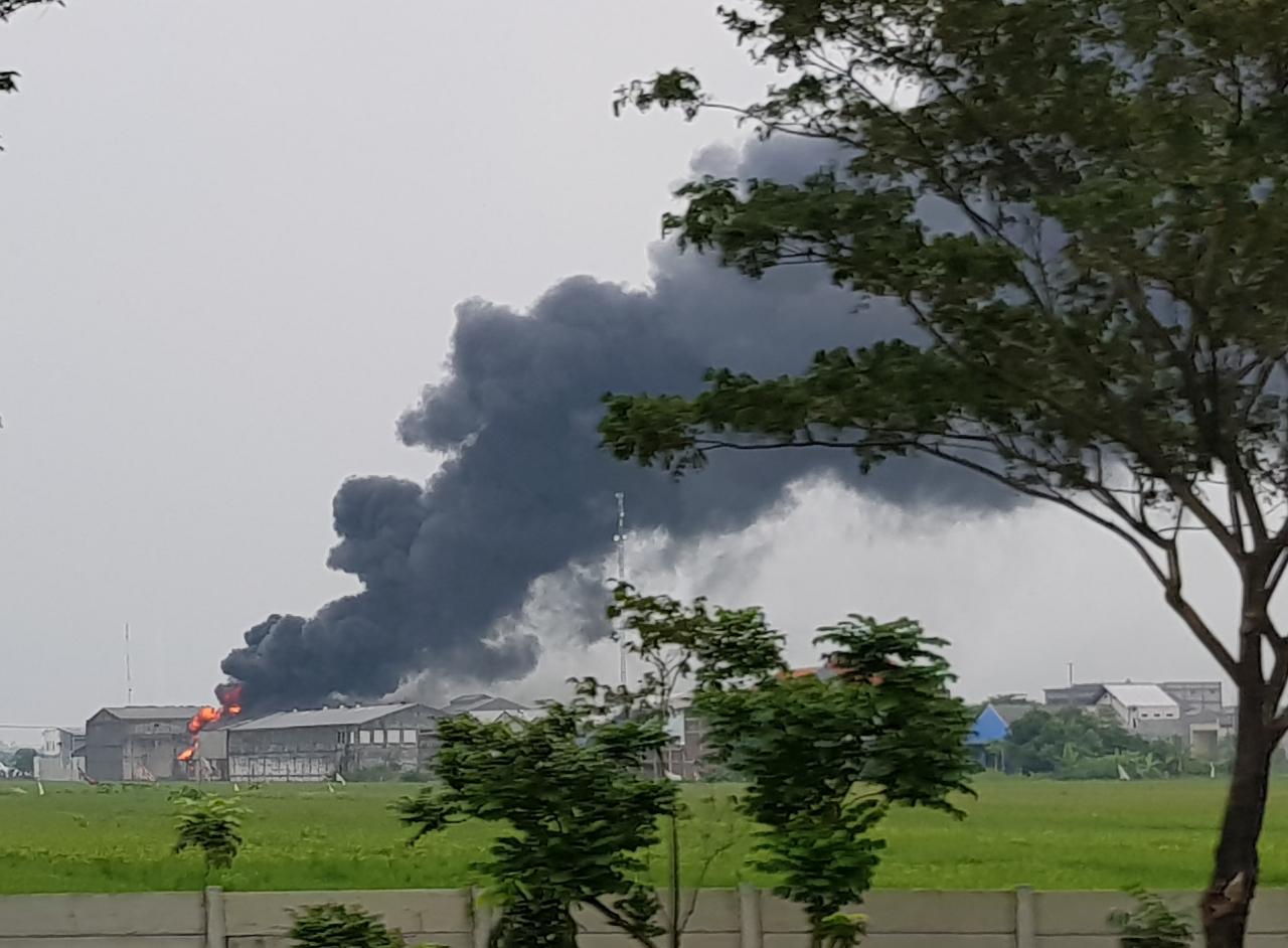 Gudang Oli di Sidoarjo Terbakar, Ledakan Dahsyat Sempat Terjadi