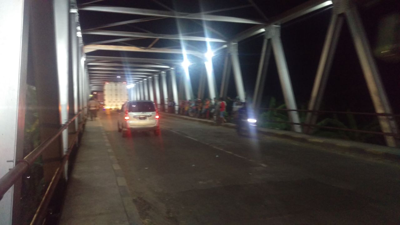 Arus lalu lintas di jembatan Widang baru yang terlihat lancar