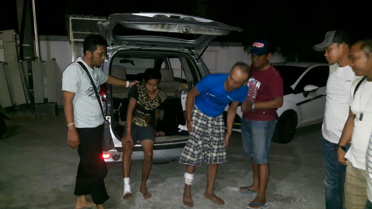 Tersangka usai mendapat perawatan kakinya yang ditembak petugas