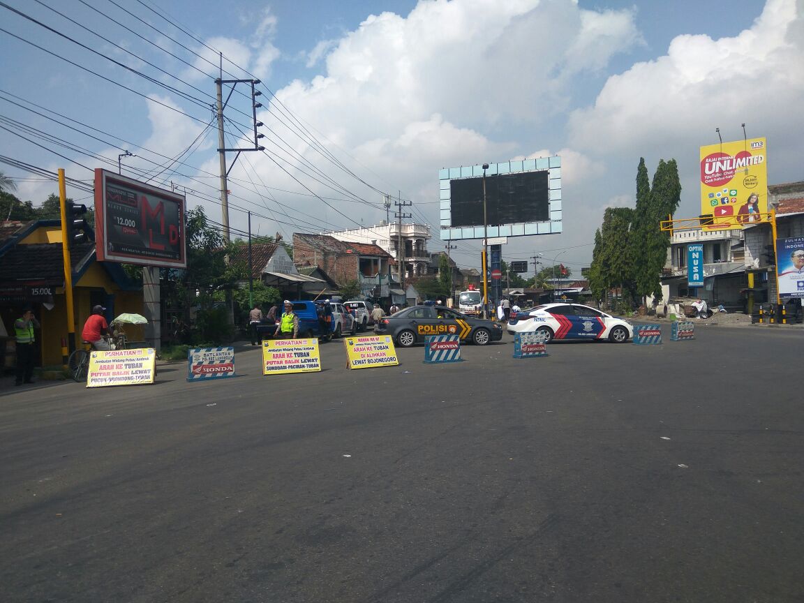 Pengalihan arus lalu lintas di Babatan.