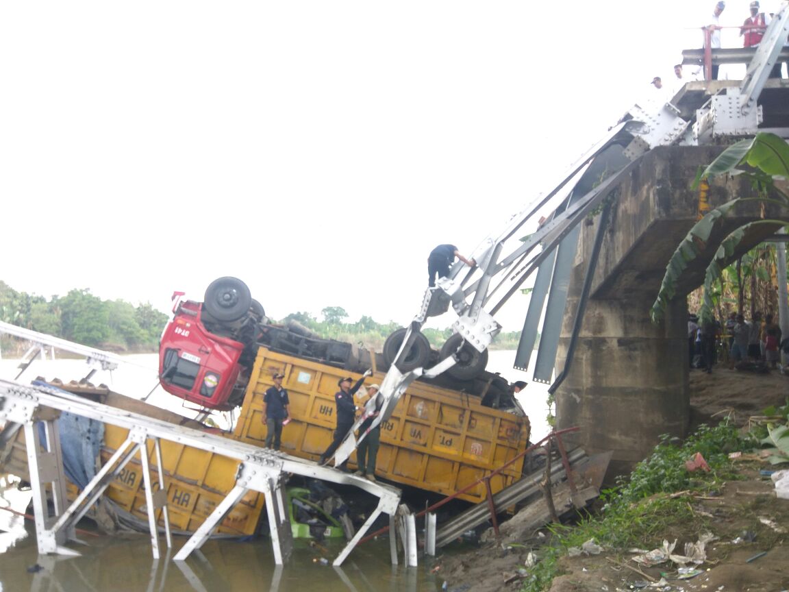 Petugas berupaya mengevakuasi truk