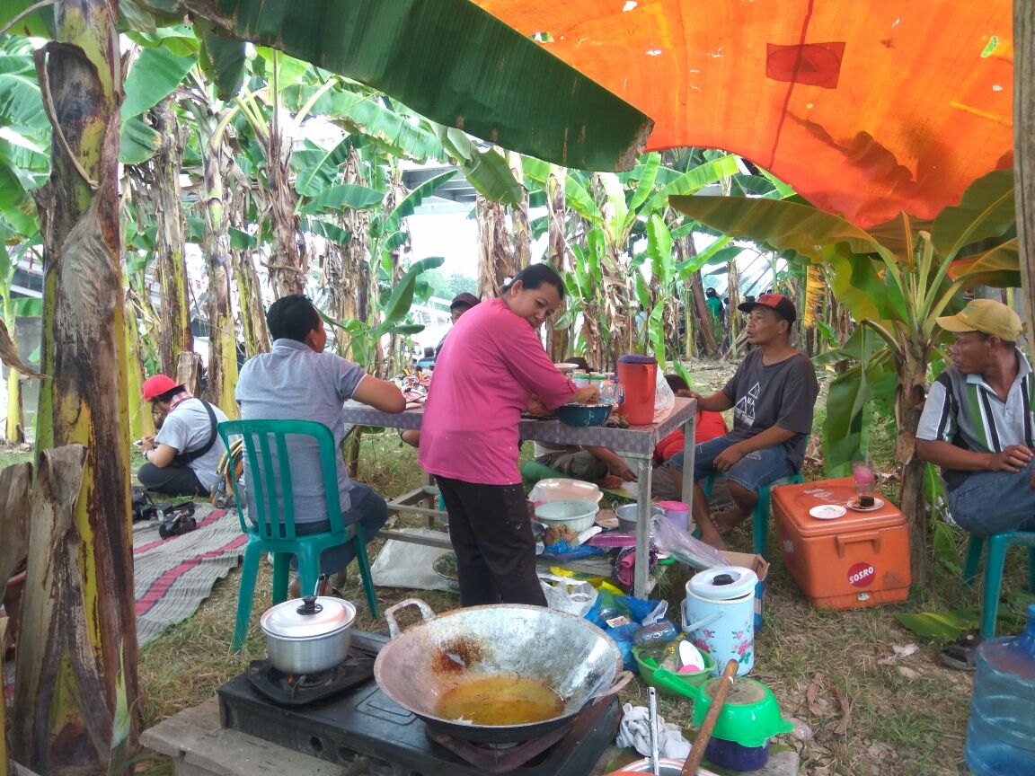 Salah satu pedagang dadakan di sekitar Jembatan Widang.