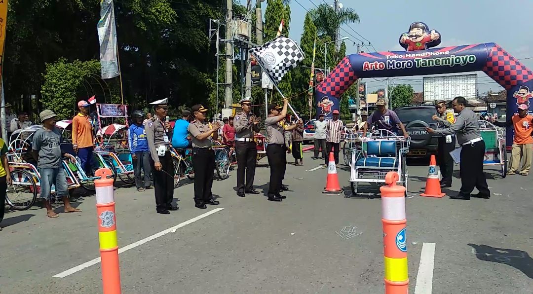 Seru, Tukang Becak ini Jatuh Bangun saat Meliuk-liuk di Rintangan