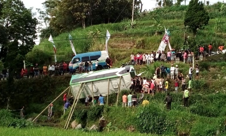 Bantu Evakuasi Korban Bus Wisata Terguling, Begini Upaya Warga
