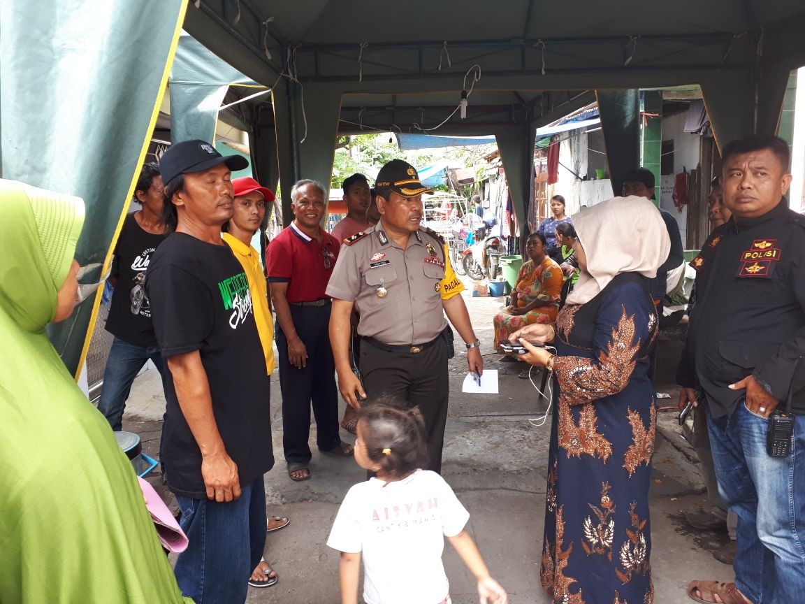 Petugas melakukan penyelidikan dan  berkomunikasi dengan warga 