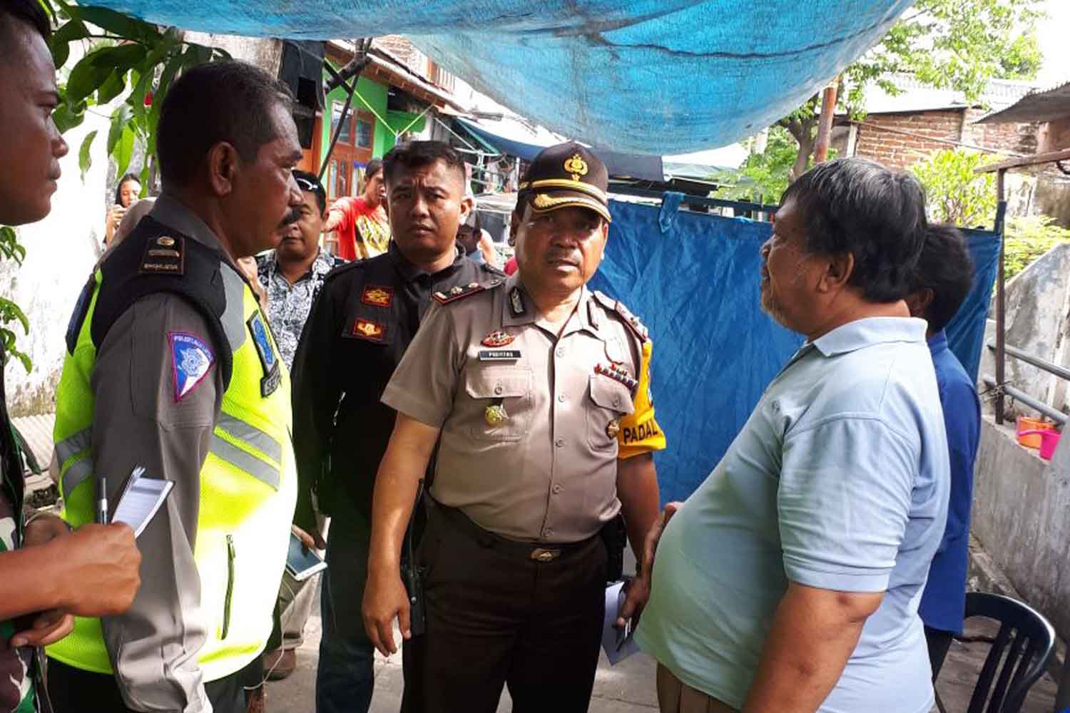 Petugas berkomunikasi dengan keluarga korban