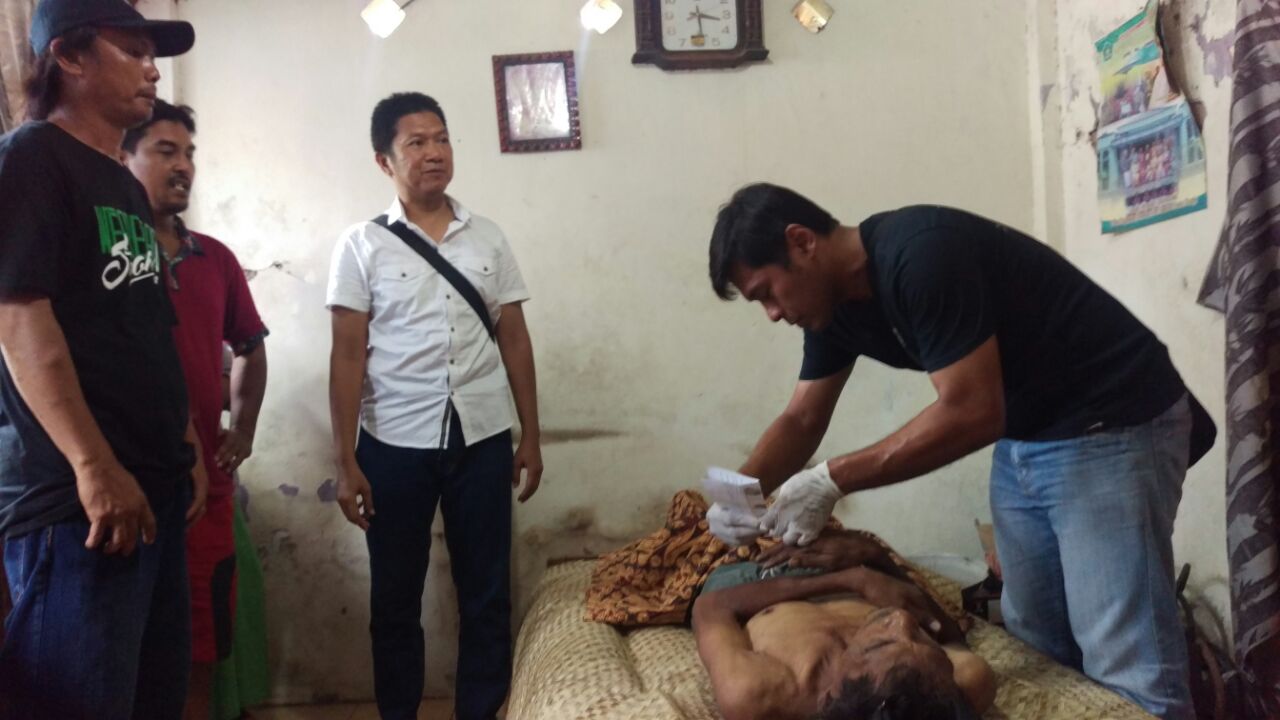 Petugas melakukan identifikasi korban