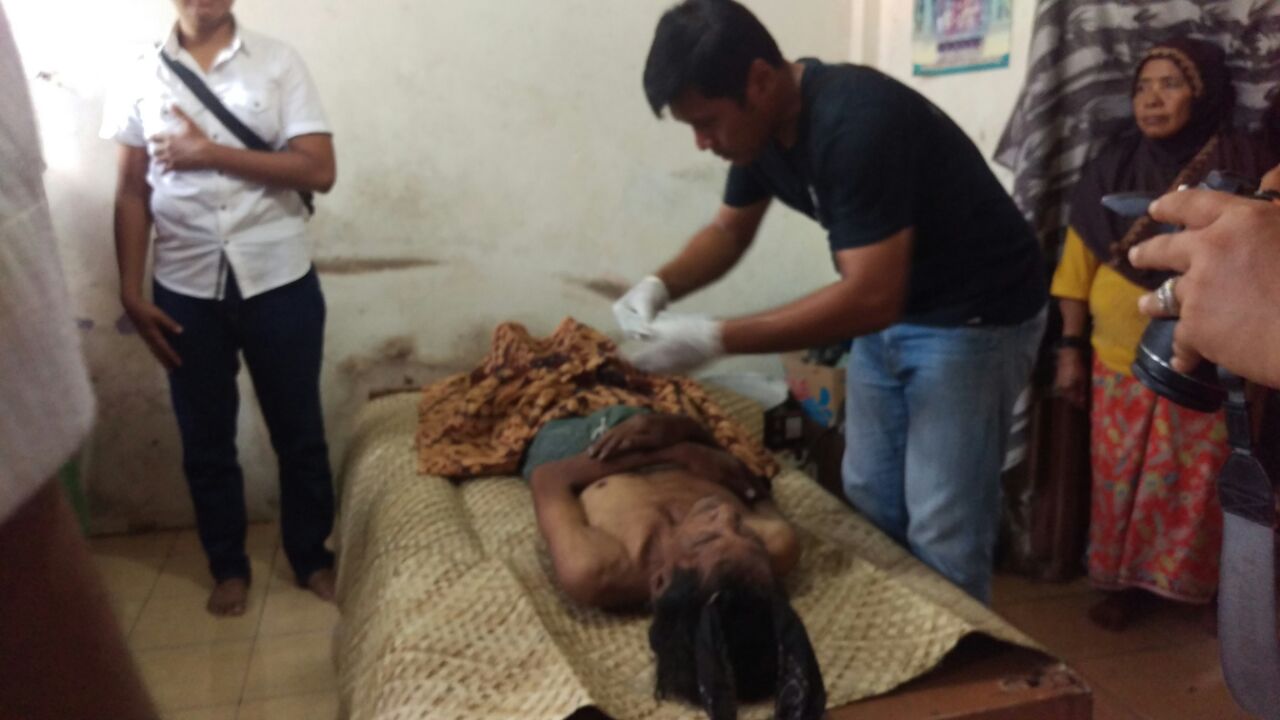 Petugas mengidentifikasi jenazah Wahyudi