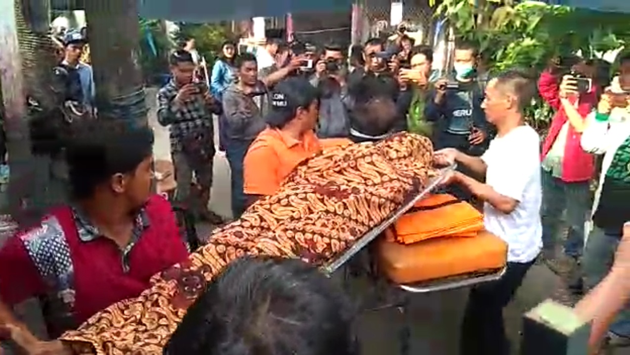 Jenasah salah satu korban dievakuasi ke RS Bhayangkara