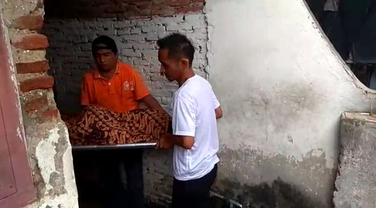 Jasad salah satu diduga korban miras, saat hendak dievakuasi ke rumah sakit.