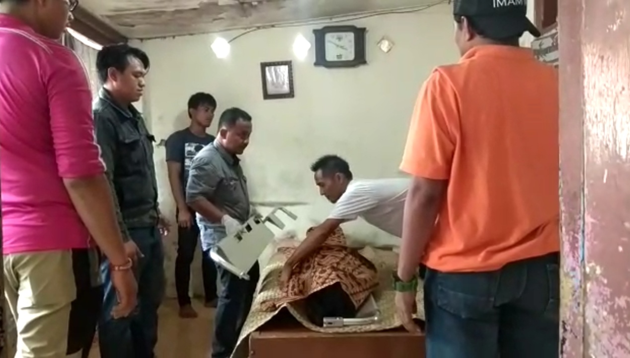 Jasad salah satu korban saat hendak dibawa ke RS Bhayangkara
