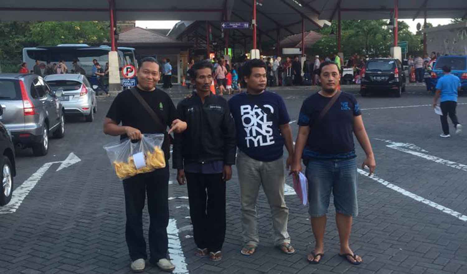 Tersangka (dua dari kiri), usai dibekuk petugas di Bali./Foto: Istimewa