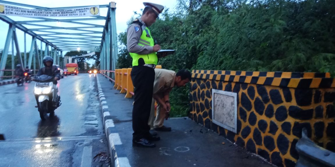 Petugas melakukan pengecekan salah satu jembatan di Gresik