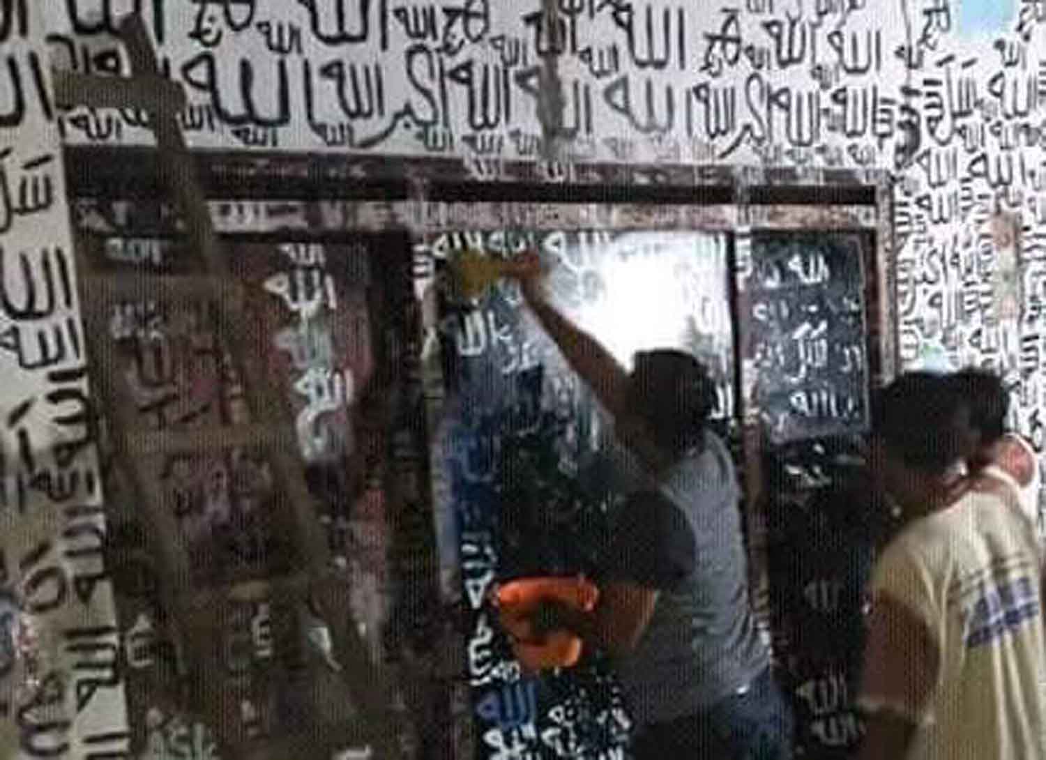 Warga mengecat tulisan Arab berlafadz Allah di rumah milik Titis.