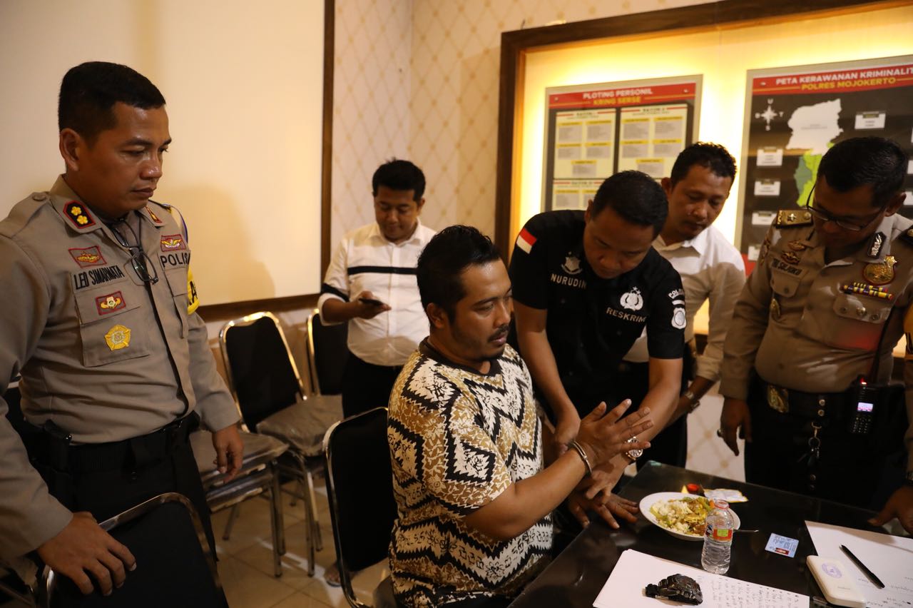 Kapolres Mojokerto AKBP Leonardus dan Kasat Reskrim AKP M Solikhin Fery membawa Rendra ke  Polda Jatim