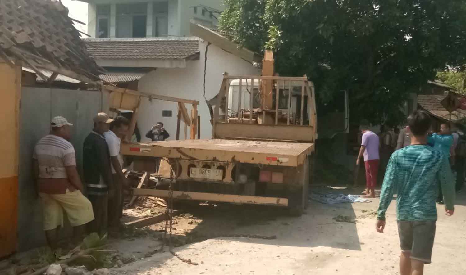 Truk tronton yang nyungsep ke warung gethuk.