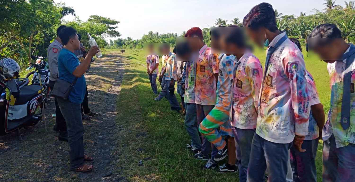 Petugas menunjukkan miras yang dipakai untuk pesta oleh para pelajar