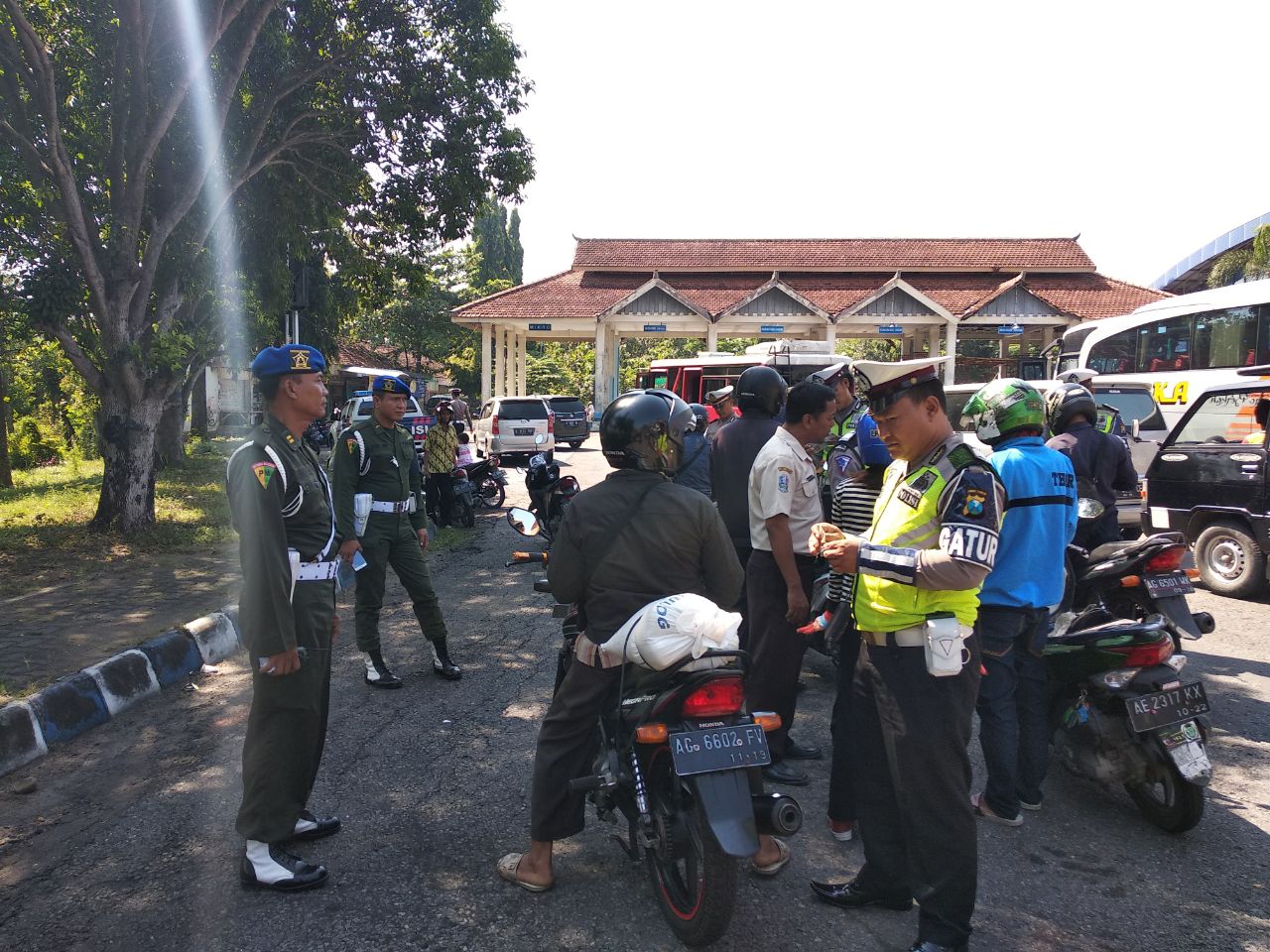 polisi saat menggelar razia