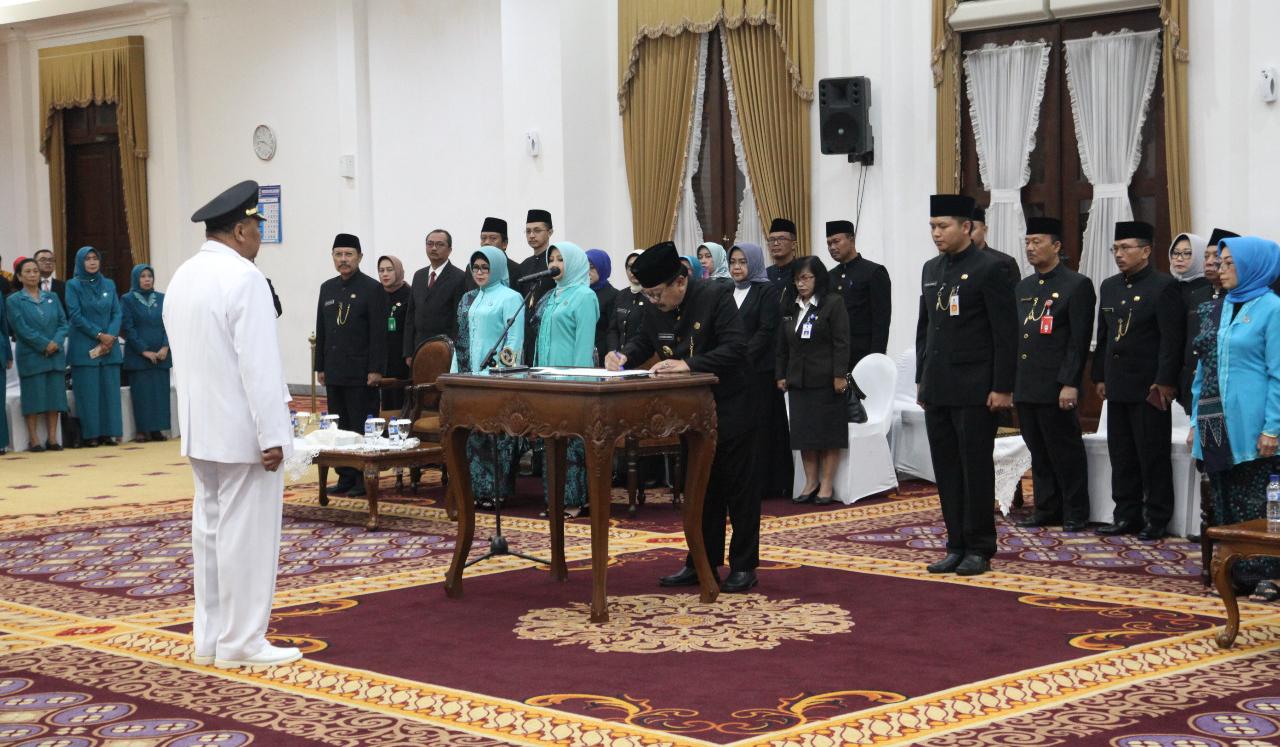 Gubernur Soekarwo melantik dua Pj Bupati