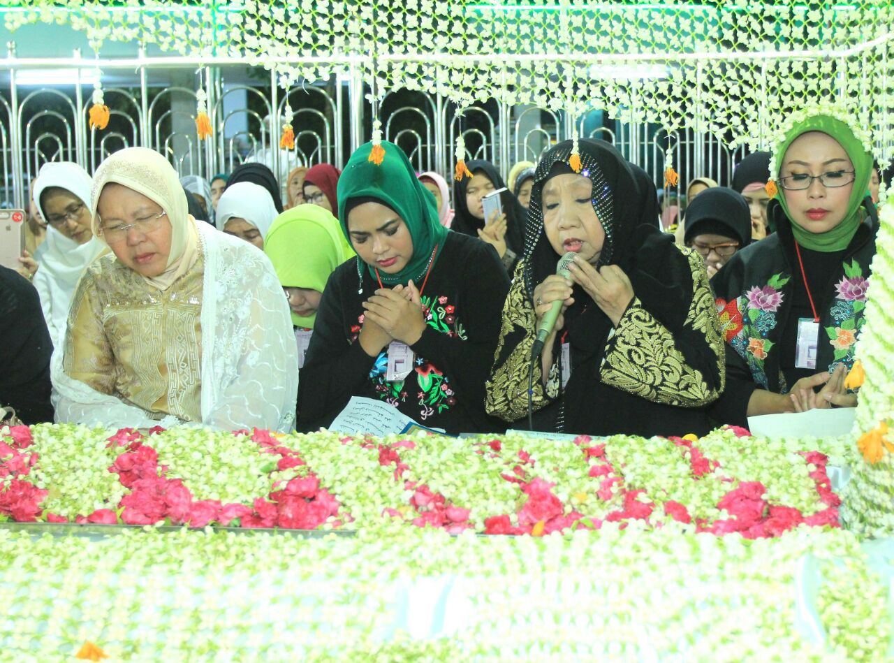Risma, Puti dan Fatma Saifullah Yusuh saat hadir di Haul Agung Sunan Ampel.