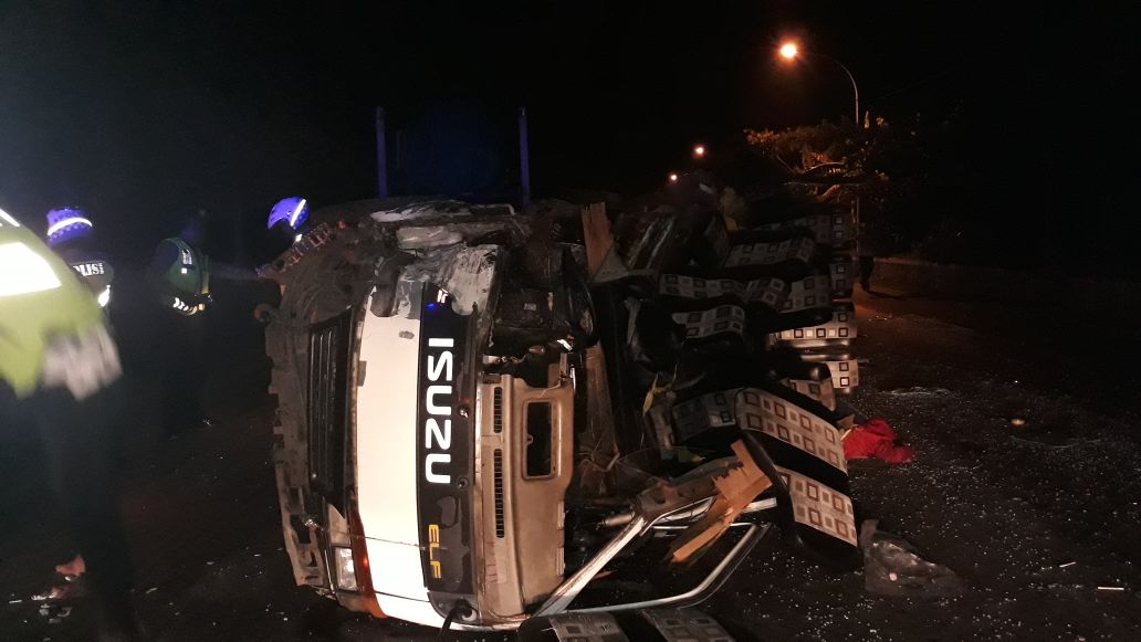 Mobil Elf yang terlibat kecelakaan