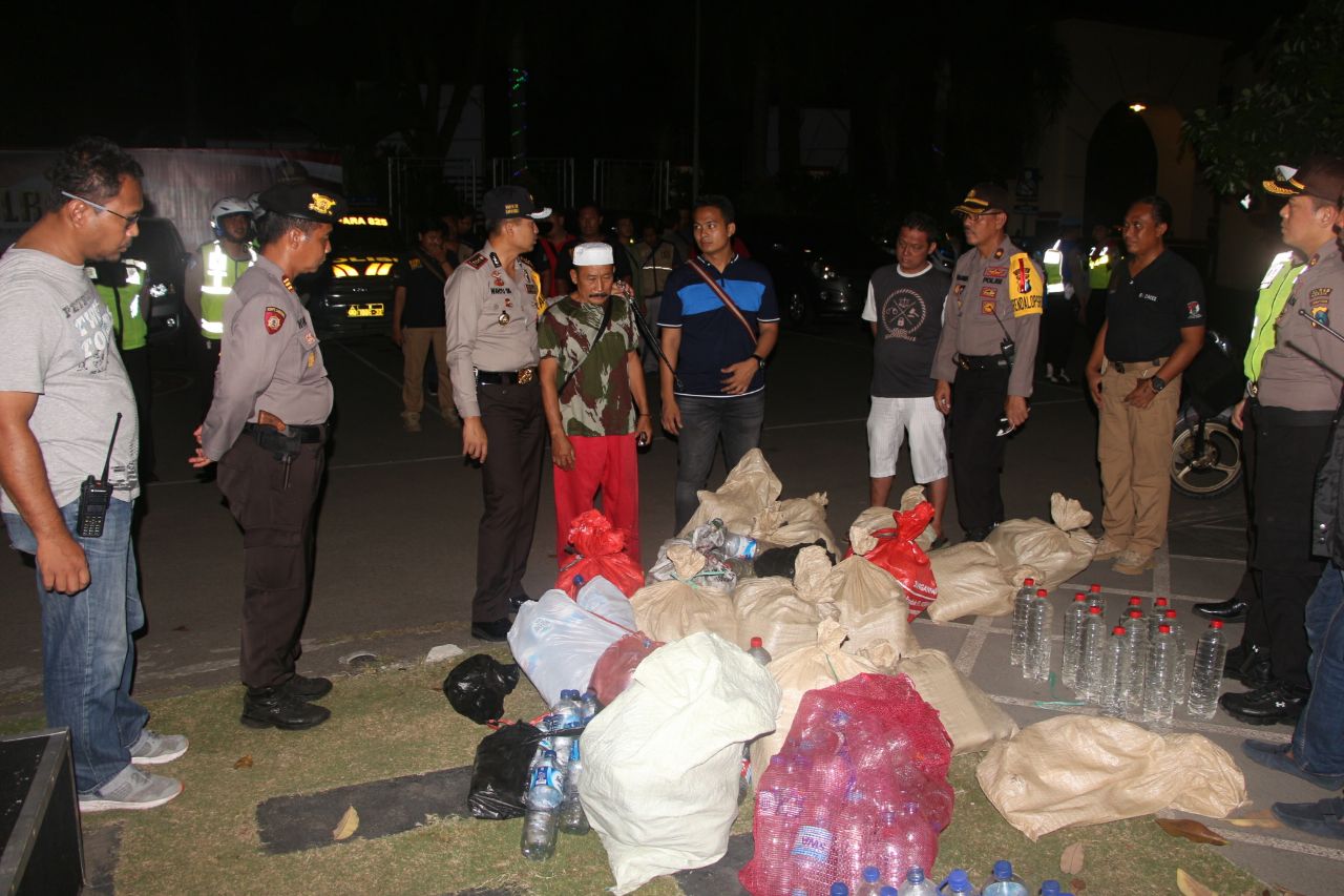 Petugas menyita barang bukti ratusan botol miras.