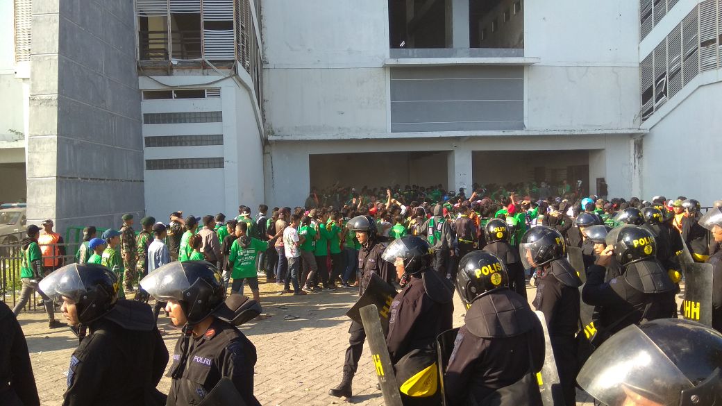 Polisi berjaga di GBT/Tito