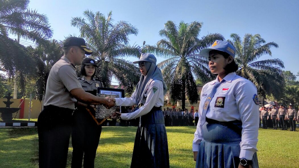 Dua siswi SMK yang mendapatkan penghargaan
