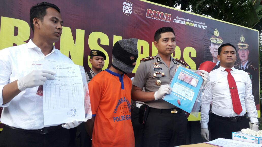 Petugas menunjukkan barang bukti dan tersangka.