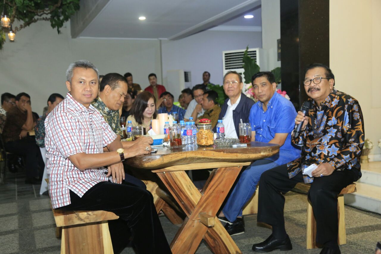 Gubernur dan Kapolda Jatim bersama para pelaku usaha.