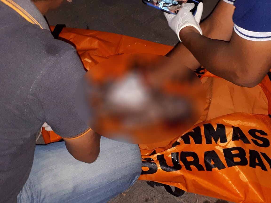 Petugas mengidentifikasi jasad bayi.