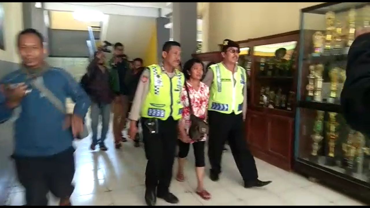 Dyah saat diamankan petugas.