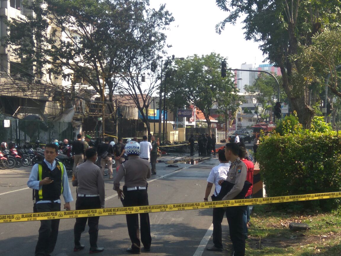 Polisi menjaga lokasi salah gereja korban bom bunuh diri