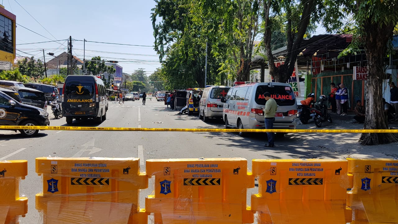 Suasana di jalan menuju salah satu gereja tampak dihalangi barier.