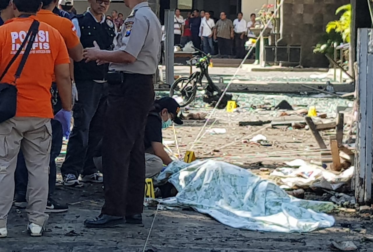 Polisi melakukan olah TKP, di dalam halaman gereja terlihat bangkai motor diduga milik pelaku./Foto: Budi Sugiarto