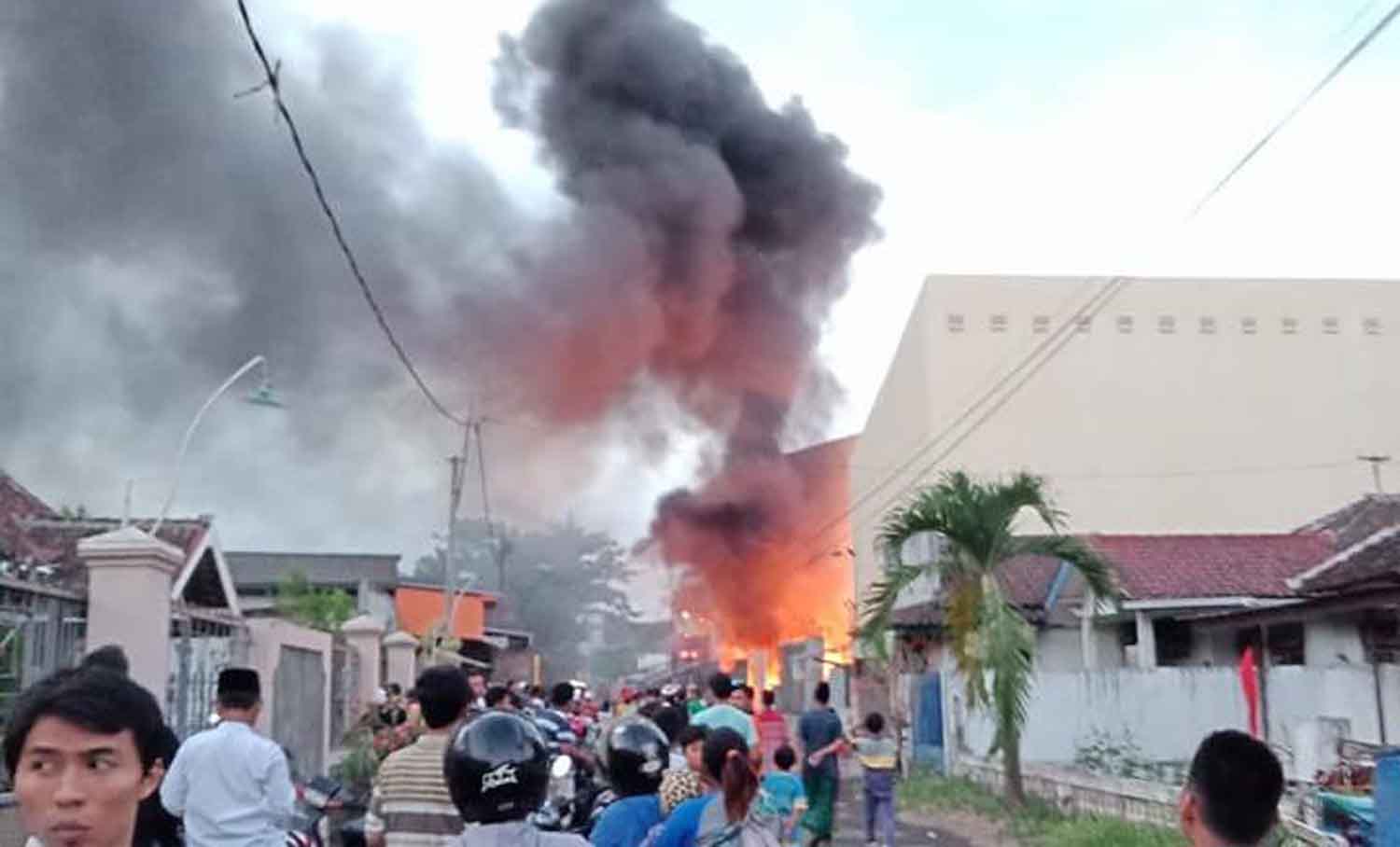 Sebuah Pusat Perbelanjaan di Banyuwangi Terbakar