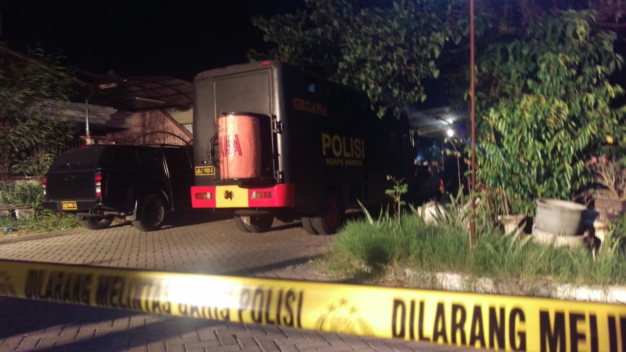 Kendaraan penjinak bom di area rumah terduga teroris.