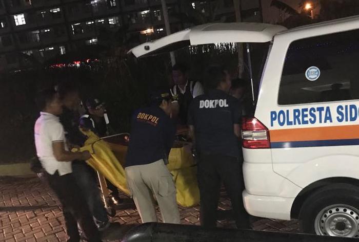 Petugas membawa jenazah ke ambulan yang kemudian mengevakuasinya ke RS Bhayangkara