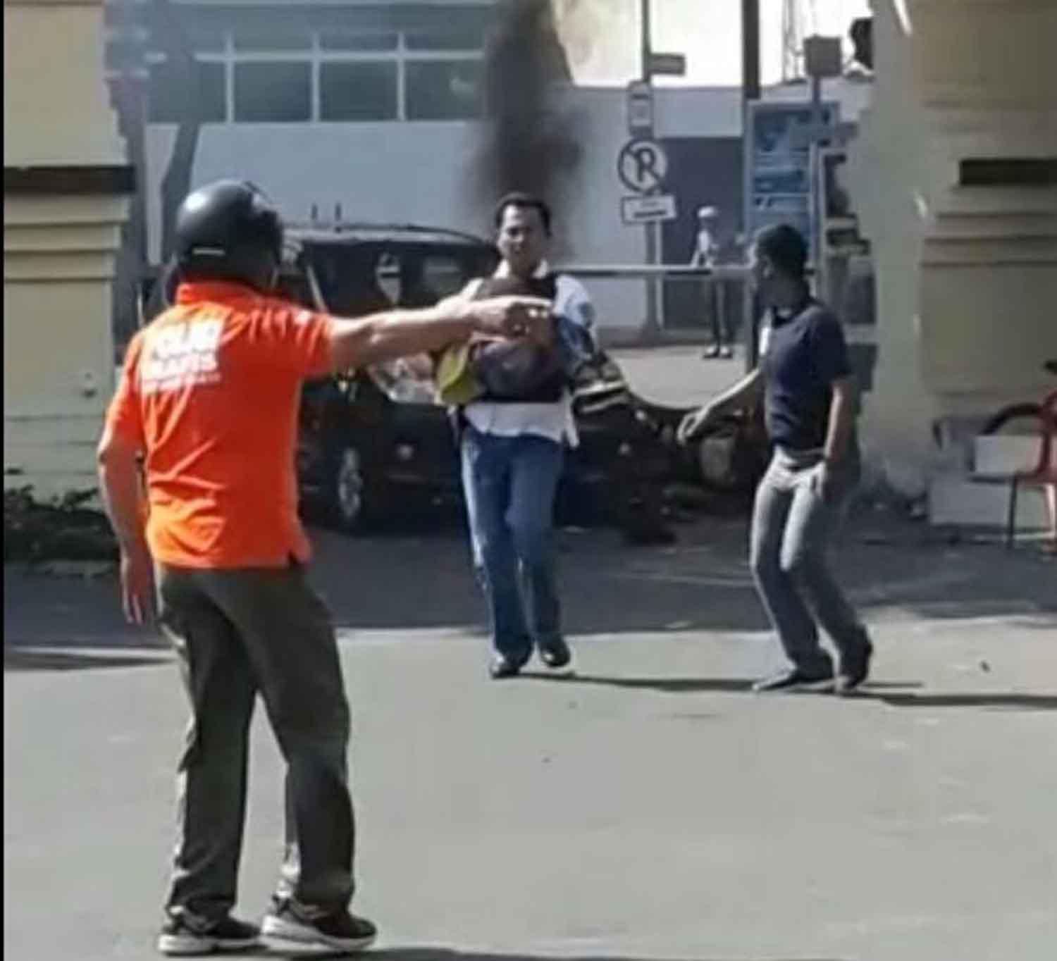 AKBP Roni Faisal FS, menyelamatkan seorang bocah perempuan usai ledakan di pintu gerbang Polrestabes Surabaya./Foto: Istimewa