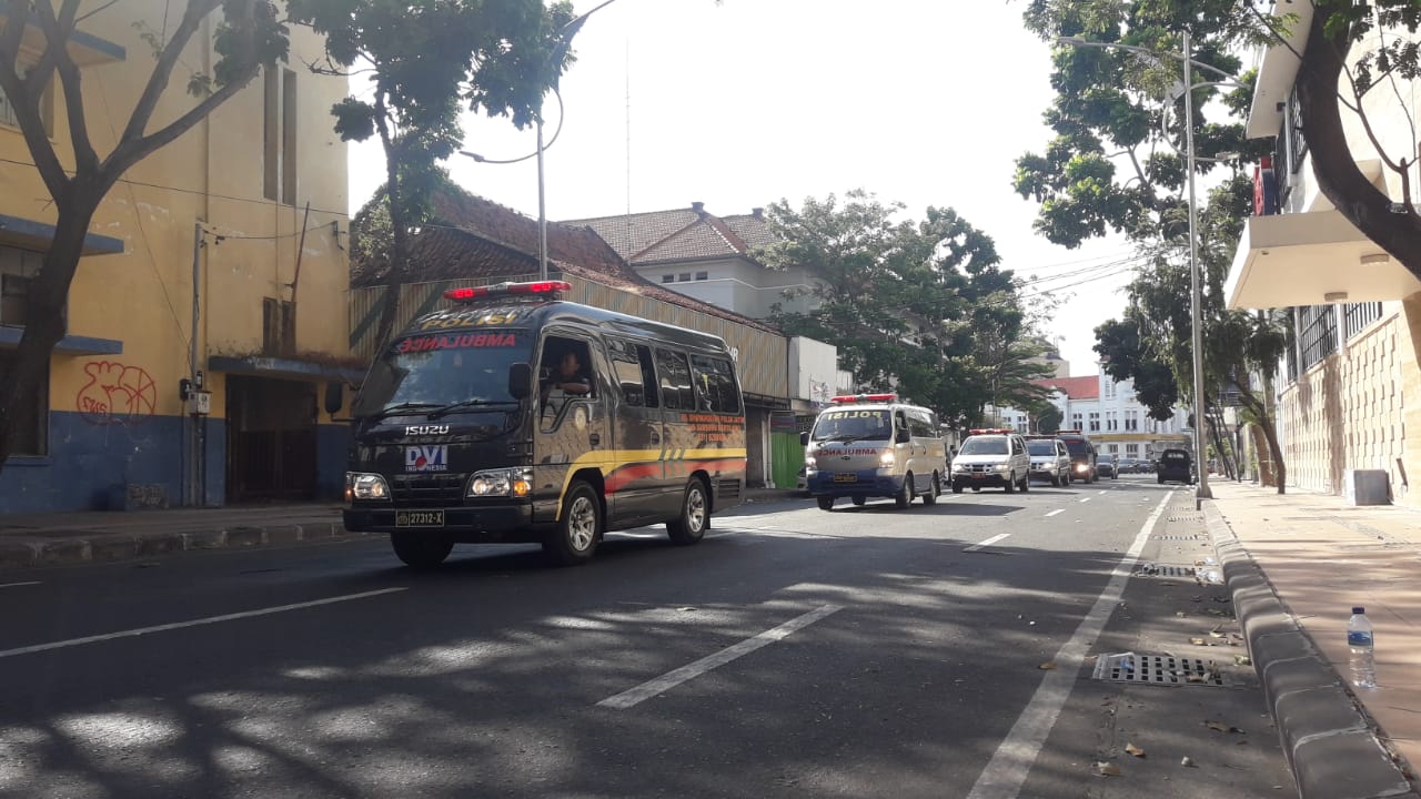 Nampak Iring-iringan ambulans keluar dari Mapolrestabes Surabaya.
