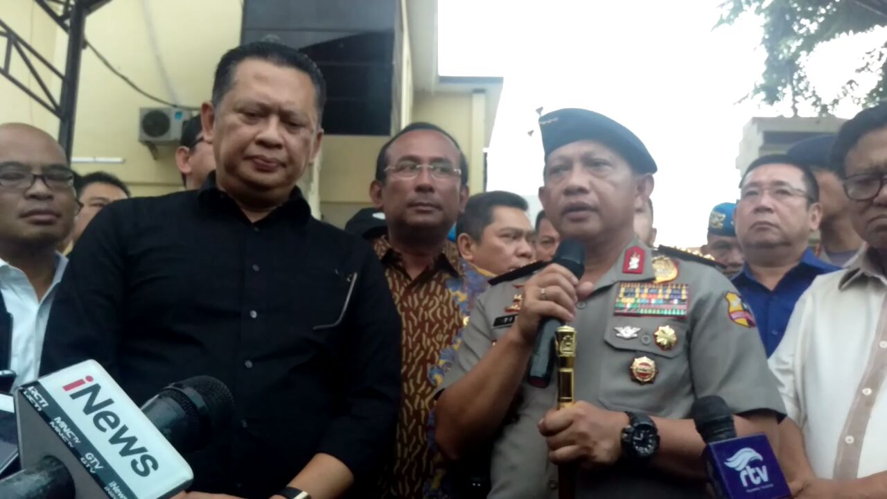 Kapolri bersama anggota DPR RI memberikan keterangan pers.