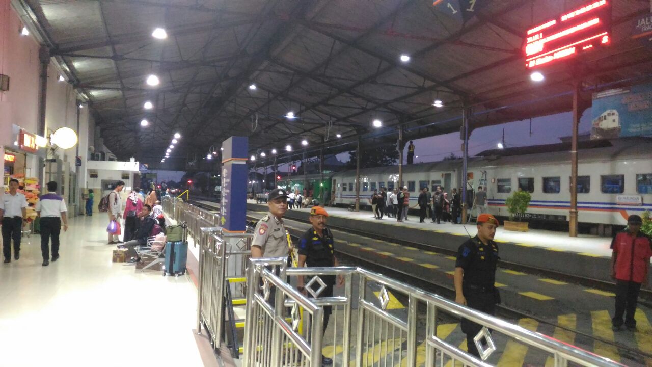 Gambaran Suasana stasiun Madiun