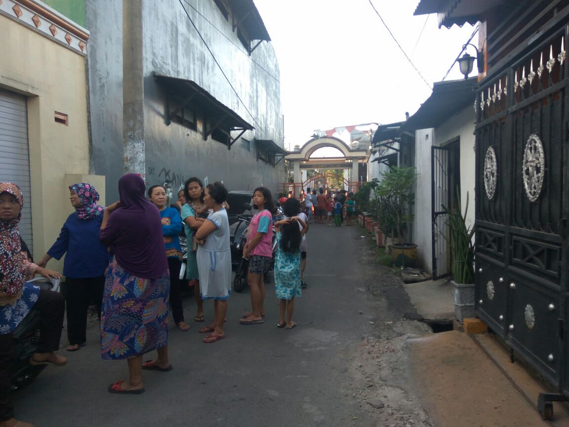 Warga Krukah Selatan yang sempat kaget atas kehadiran polisi di rumah orang tua salah satu pelaku.