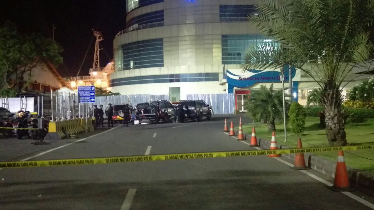 Police line dipasang sejauh 300 meter dari lokasi penemuan koper mencurigakan.