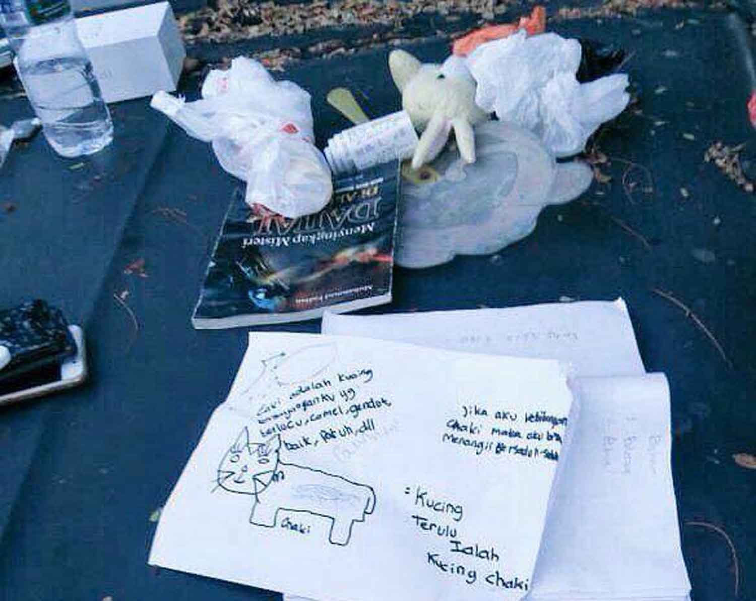 Tulisan tangan PR (9) anak bungsu Dita.

